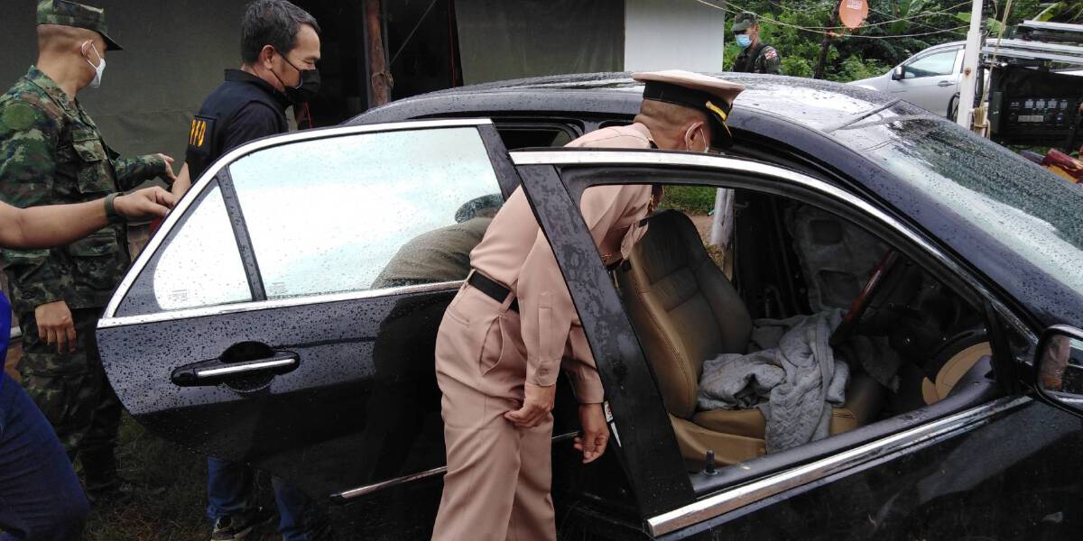 นรข.ฝ่าสายฝนลุยยึดรถเก๋งขนไม้พะยูง30ท่อนผู้ต้องหา1ราย