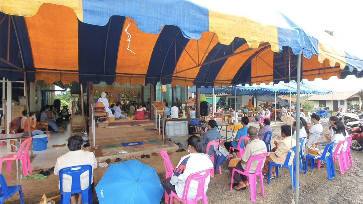 ชาวโคราชตักบาตรอาสาฬหบูชาแบบนิวนอร์มอลขอให้พ้นวิกฤติโควิด19