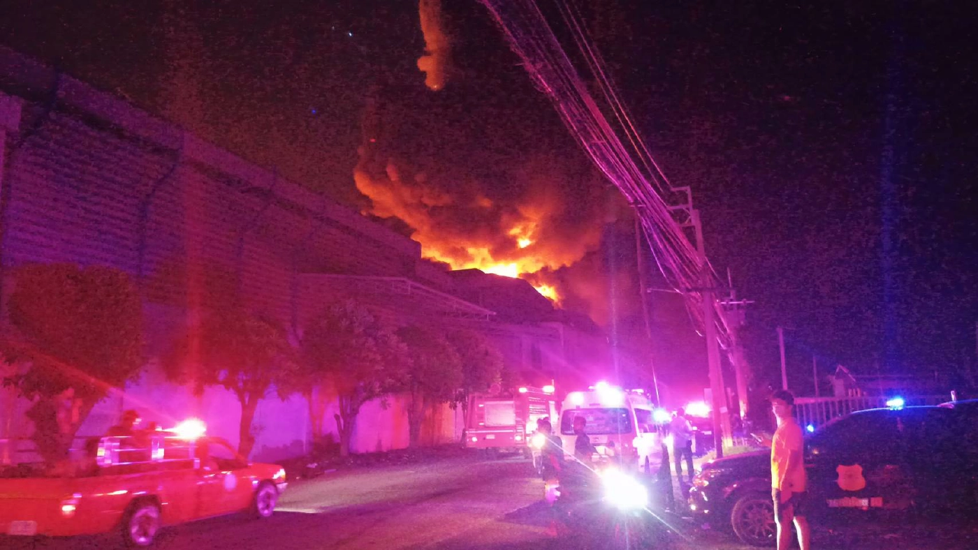 ไฟไหม้โรงงานเม็ดโฟม-เคมี ซ.กิ่งแก้ว 21 ขณะนี้ยังไม่ทราบสาเหตุ