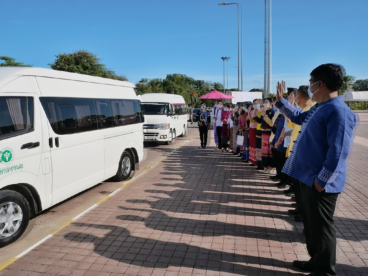 กำลังใจล้นส่ง 13นักรบชุดขาว-ช่วยผู้ป่วยโควิดที่รพ.สนามบุษราคัม