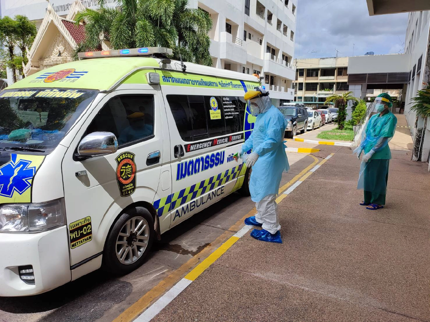 หน่วยกู้ภัยเมตตาธรรมปล่อยคาราวานรับผู้ป่วยโควิดพาคนอีสานกลับบ้าน