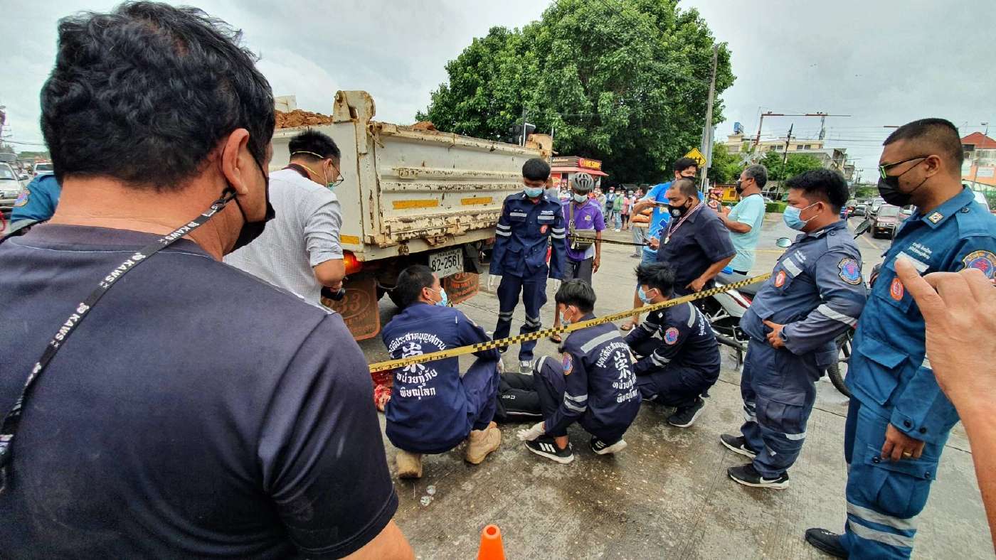 รถบรรทุกดินชน"จยย."ทับร่างนศ.สาวดับ กลางสี่แยกไฟแดง