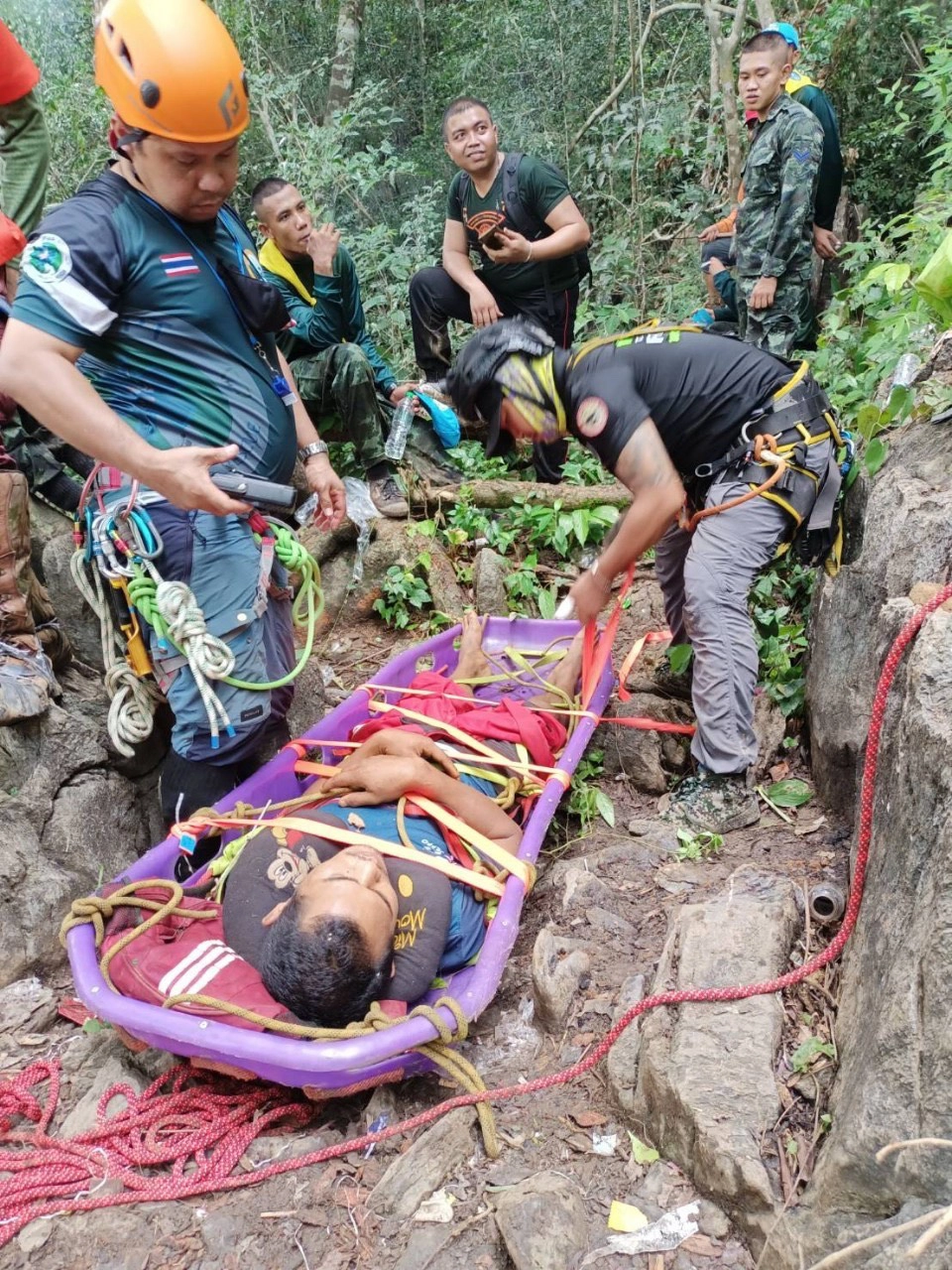 ระดมกำลัง 50 ชีวิตช่วยหนุ่มติดเขาสันกาลาคีรีสำเร็จเร่งนำตัวส่ง รพ.