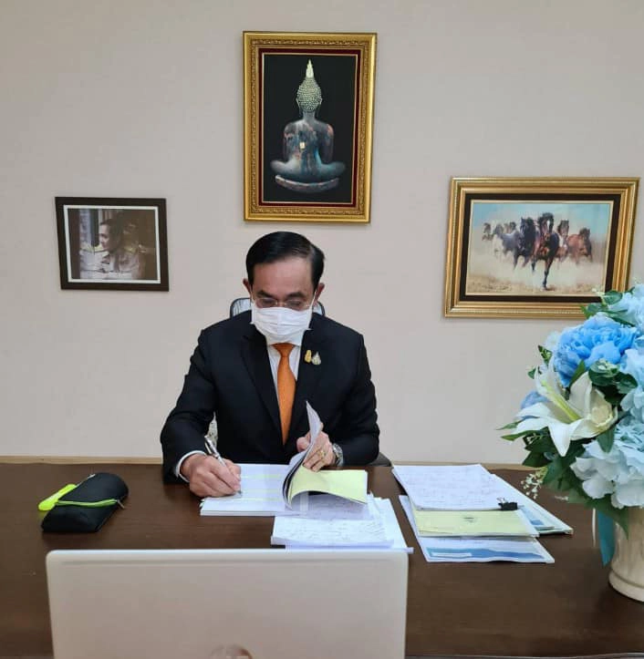 นายกฯโชว์ภาพทำงานขณะกักตัว พร้อมมีรูป "ปิดทองหลังพระ"