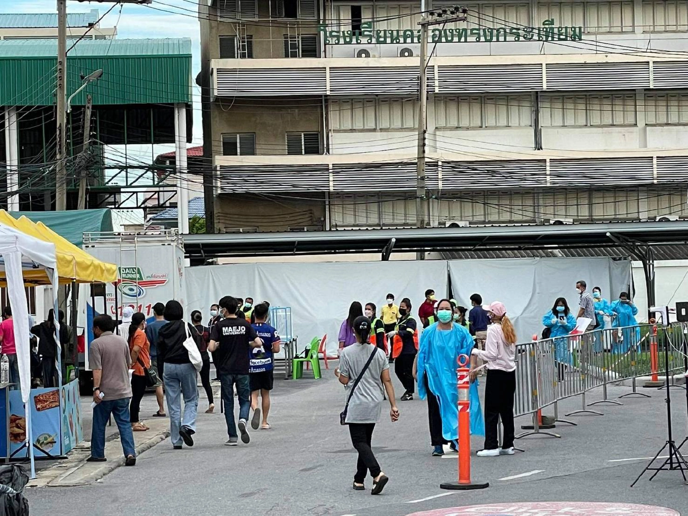 ปชช.ล้น แห่ขอรับบัตรคิวล่วงหน้า คัดกรองโควิด-19 เพื่อเข้าตรวจพรุ่งนี้