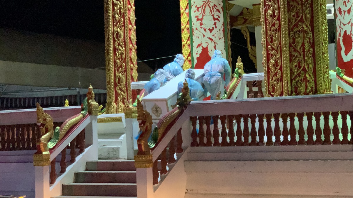 เผาศพที่ 17 ทั้งพระสัปเหร่อ กู้ภัย ทำงานหามรุ่งหามค่ำต่อเนื่องหลายวัน