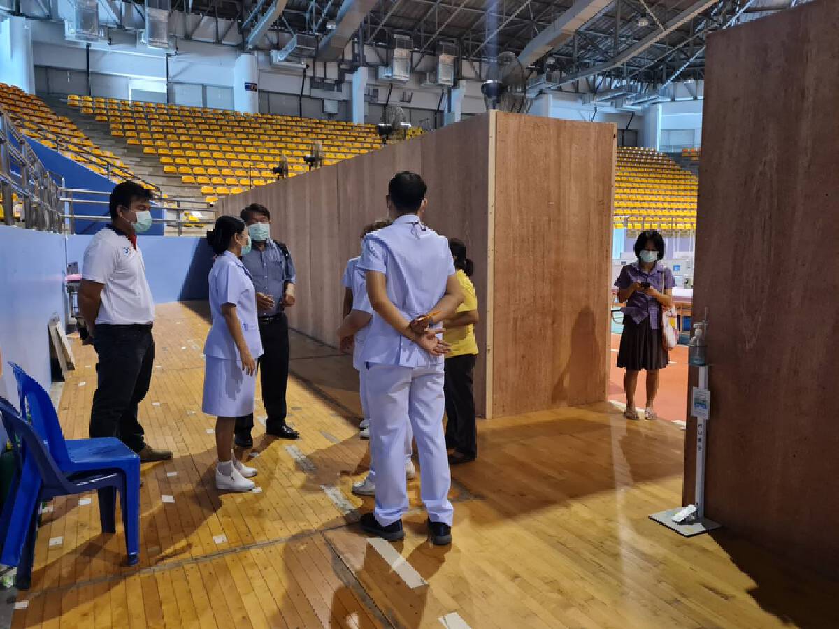 เตรียมอุปกรณ์ เซ็ตระบบ รพ.สนามติดแอร์ ก่อนรับผู้ป่วยโควิดเข้าพักพรุ่งนี้