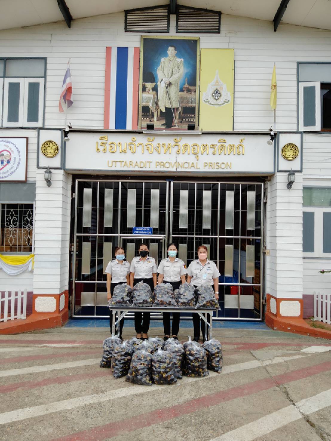 จนท.เรือนจำ รับซื้อมังคุด จากเกษตรกร