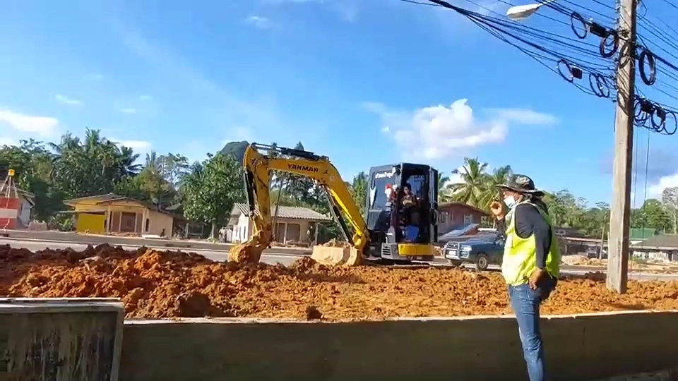 ทึ่ง!!  เด็กชายวัย 11 ขวบโชว์ฝีมือขับแบ็คโฮ หัดขับแค่ 1 เดือน