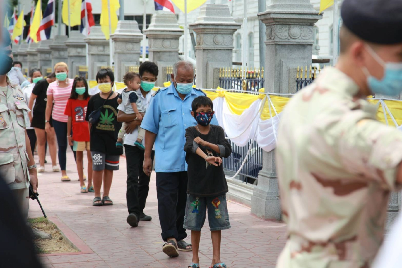 “มหาดไทยปันสุข ส่งต่อความห่วงใย สู้ภัยโควิด19” แจกเสบียงเพื่อผู้ยากไร้