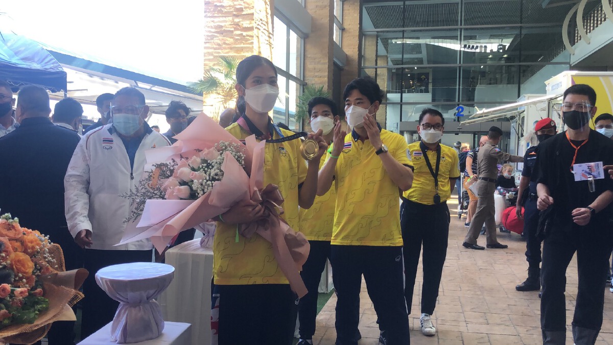 ประมวลภาพ "น้องเทนนิส" หิ้วเหรียญทองโอลิมปิกกลับประเทศไทย
