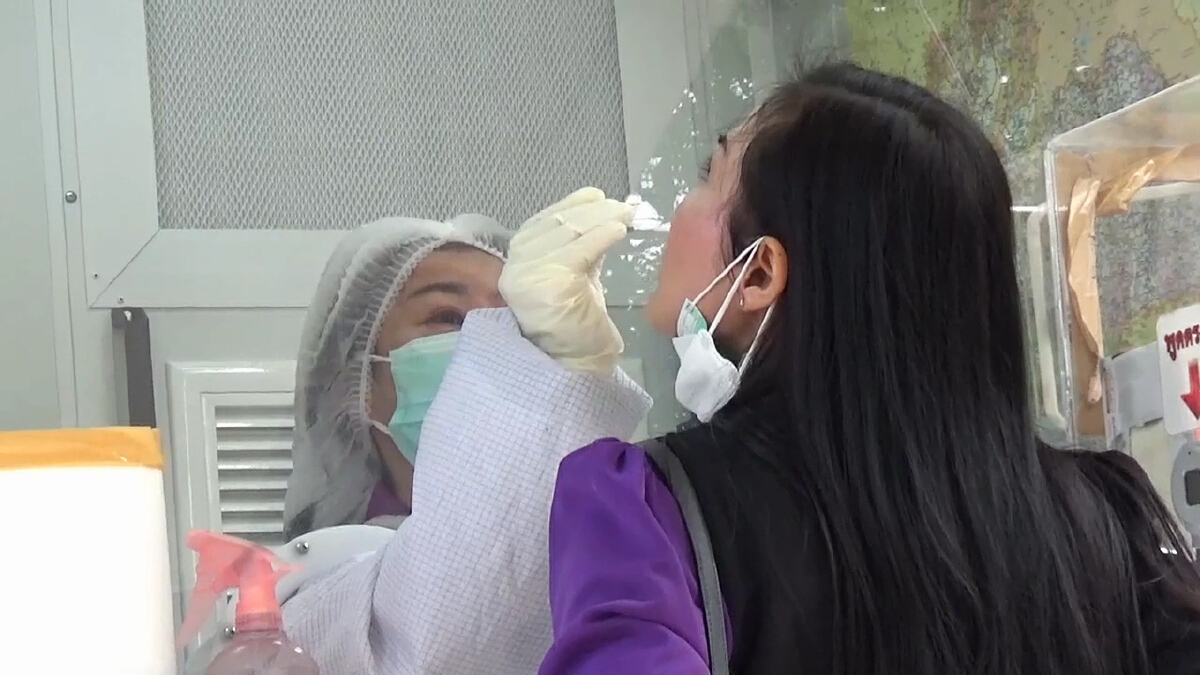 รถชีวนิรภัยตรวจเชิงรุกชุมชนล็อกดาวน์วังทอง 500  คน