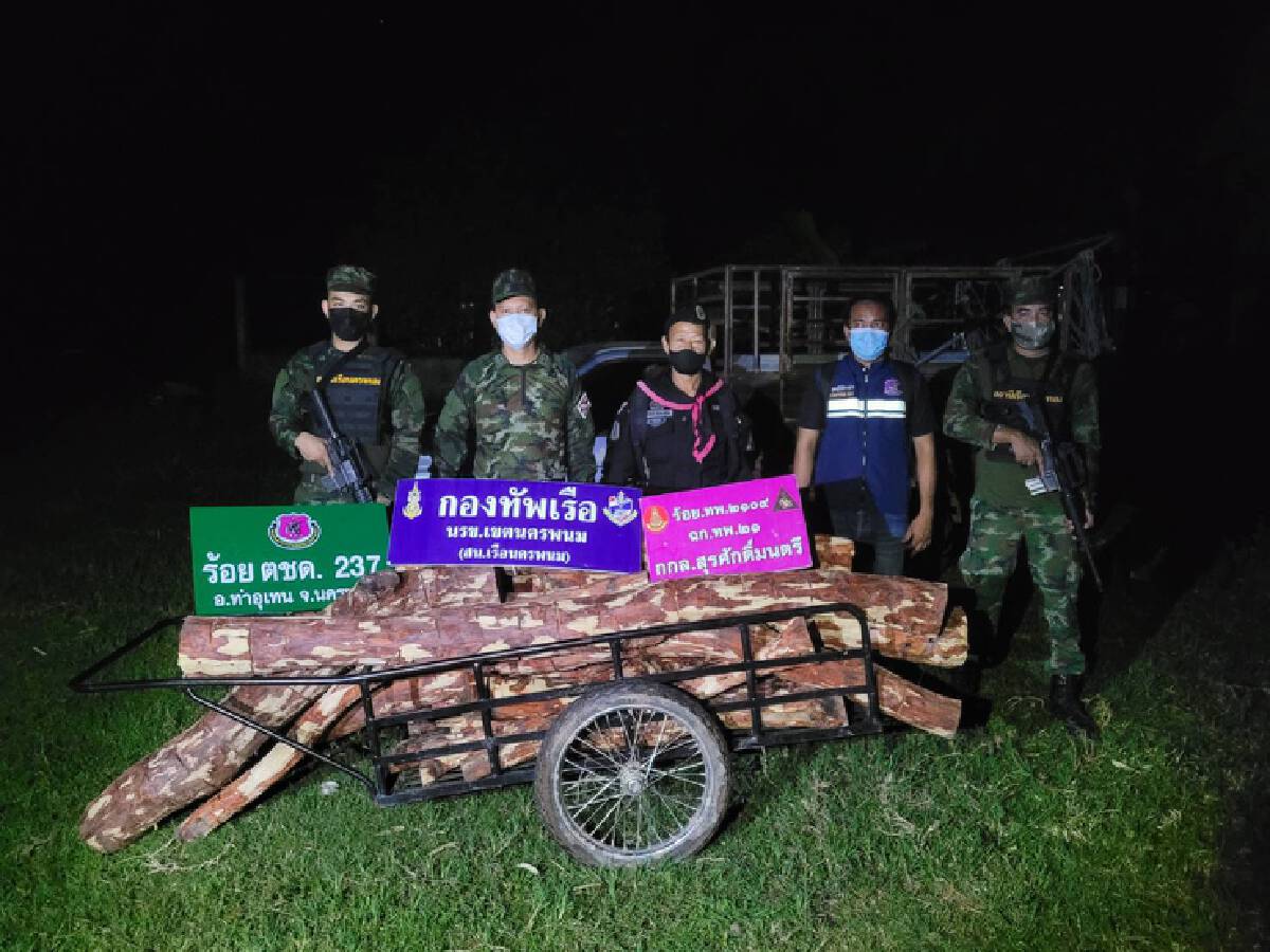 จับกุมชาวลาวและตรวจยึดไม้พะยูงขณะลำเลียงขึ้นเรือริมโขง