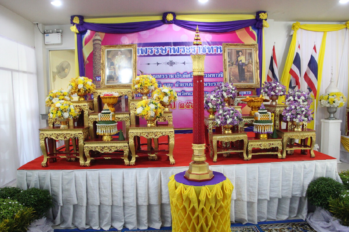 ผู้ว่าราชการจังหวัดอุบลราชธานี อัญเชิญเทียนพรรษาพระราชทาน