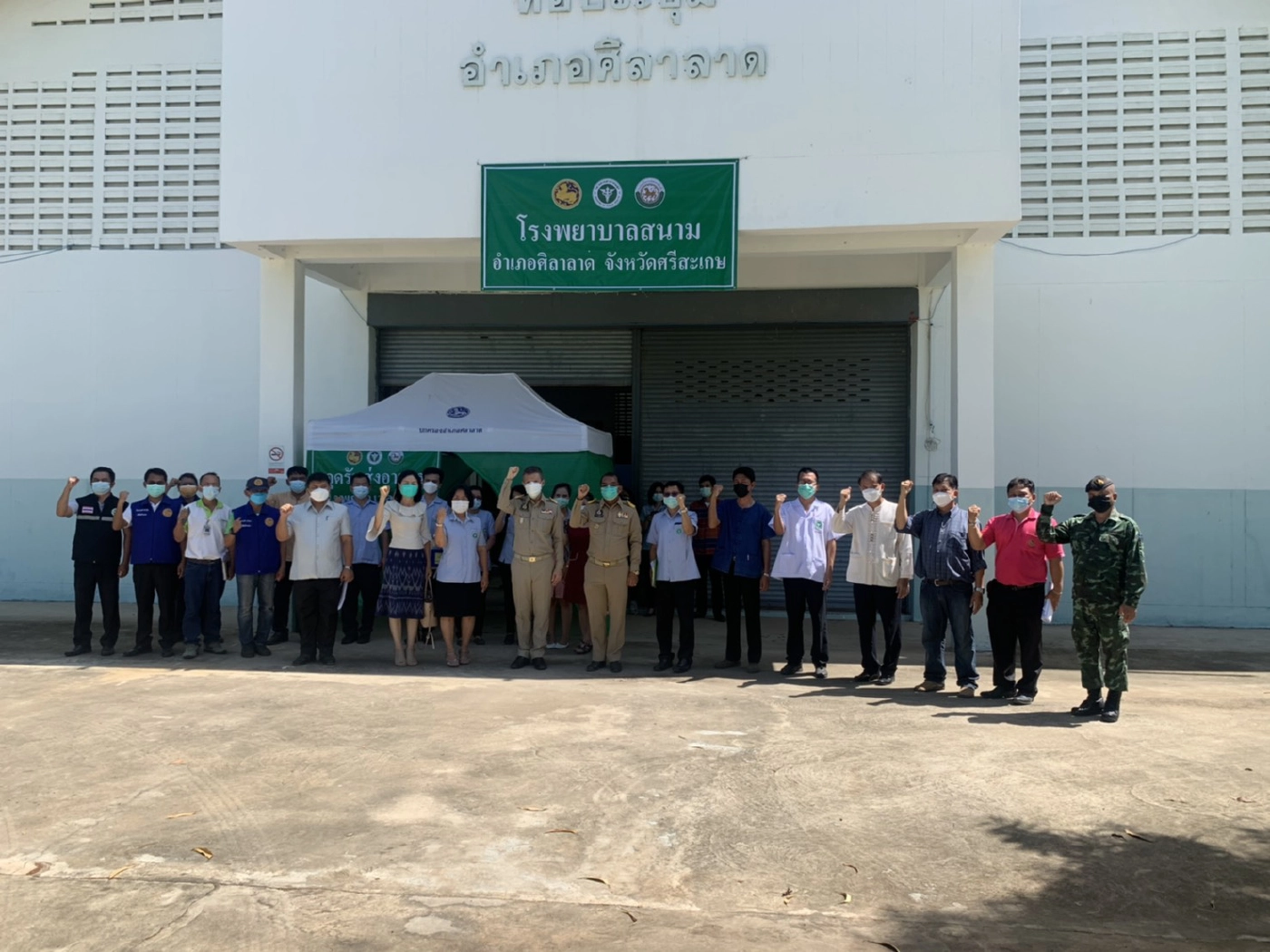 มอบดอกไม้ต้อนรับคณะหมอ-พยาบาล มาปฏิบัติงานที่รพ.สนาม