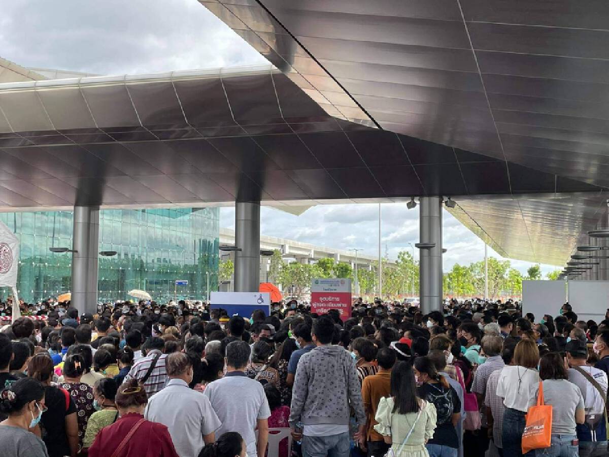 ประชาชนจำนวนมากรอฉีดวัคซีนที่ศูนย์ฉีดวัคซีนกลางสถานีบางซื่อ