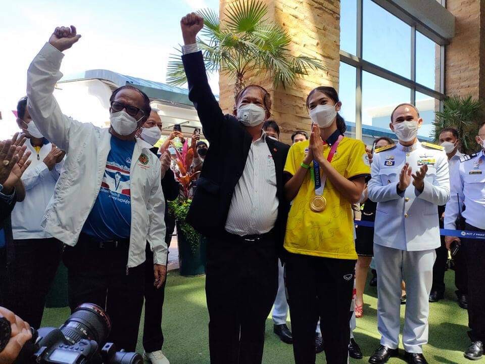 ประมวลภาพ "น้องเทนนิส" หิ้วเหรียญทองโอลิมปิกกลับประเทศไทย