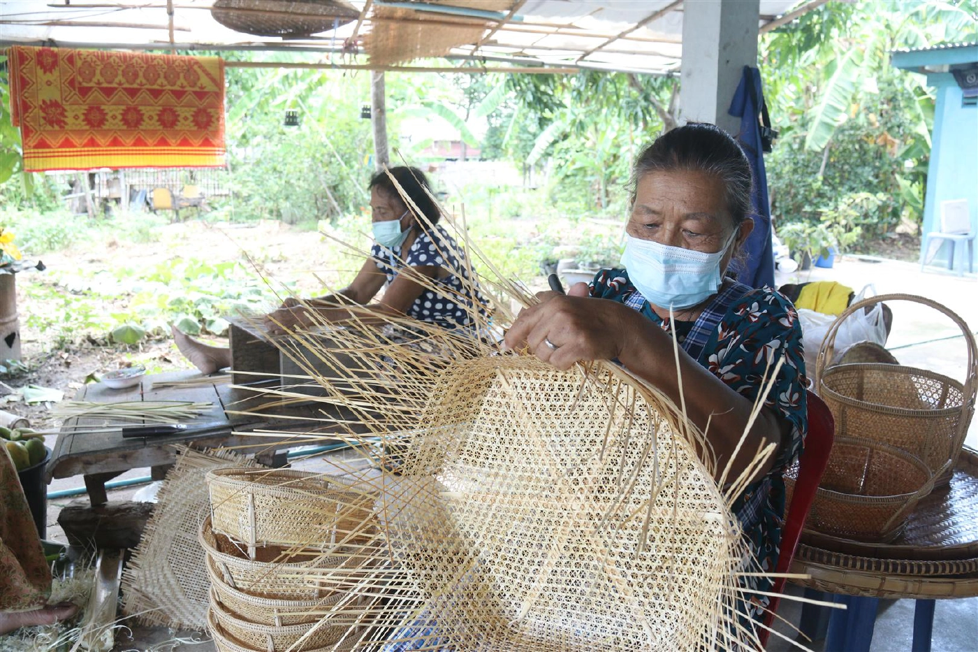 กลุ่มแม่บ้านพิจิตรจักสานตะกร้าไม้ไผ่ลายดอกพิกุล-สร้างรายได้เสริม