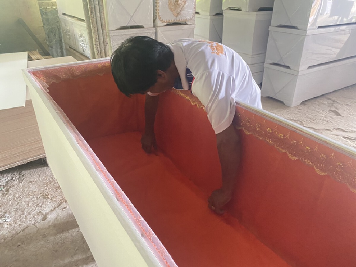 ช่างทำโลงศพโคราชใจบุญ บริจาคโลงศพให้กับผู้ที่เสียชีวิตจากโควิด 19