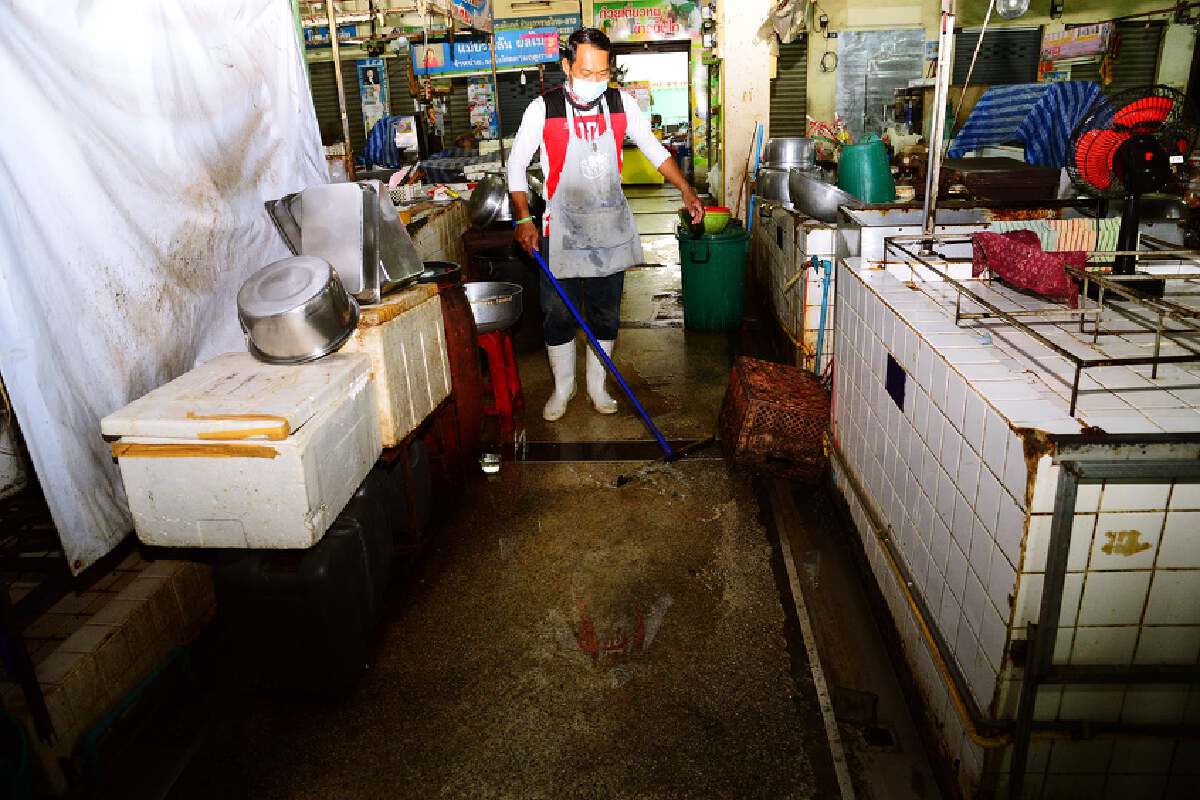 พ่อค้าแม่ค้าออกเงินล้างตลาดเอง คุมเข้มโควิดหลังยอดพุ่งสูงทุกวัน