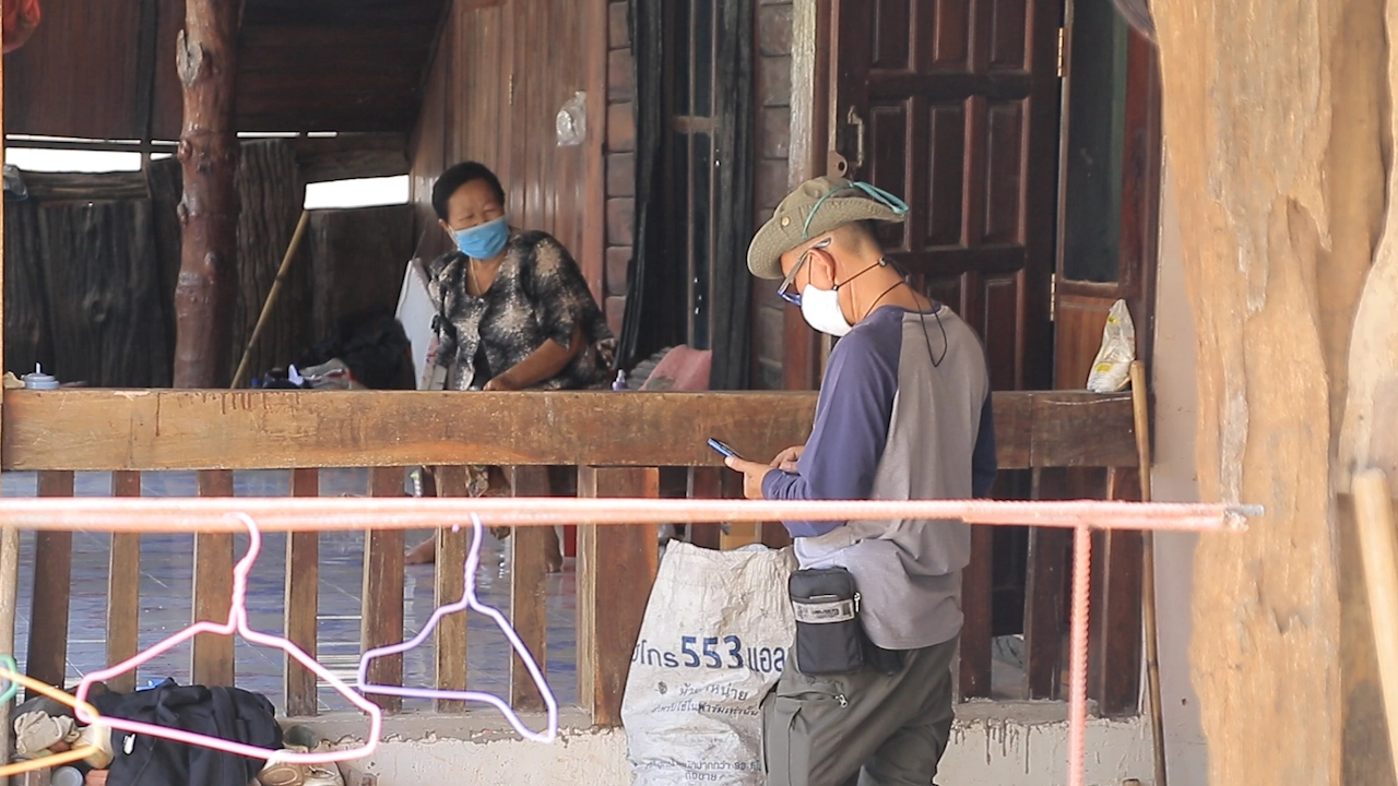 ตร.ลงพื้นที่หาหลักฐานสอบเข้ม ปมคนร้ายสวมโม่งบุกทำร้ายหญิงสาวในบ้าน