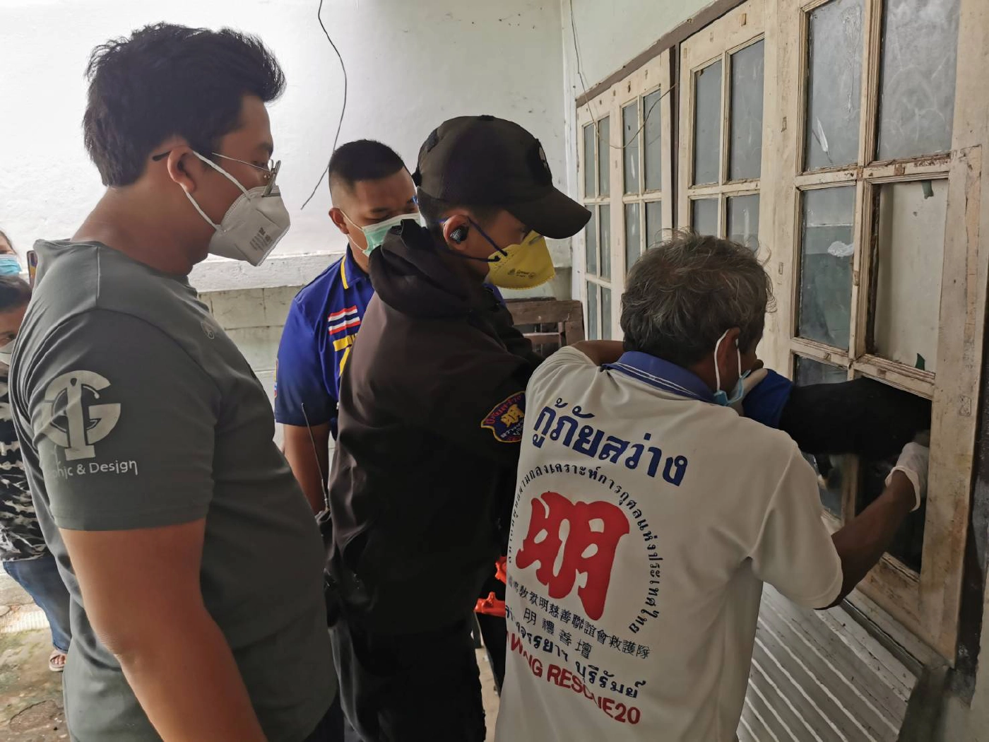 ช่วยแมวจรจัดขาติดกรงเหล็กหน้าต่างบ้าน กู้ภัยถูกกัดมือเลือดซิบ