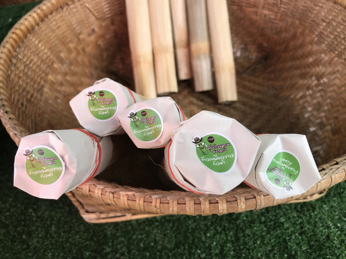 ชาวนาหนุ่มหันเผา"ข้าวหลามช็อต"ขายรายได้งาม