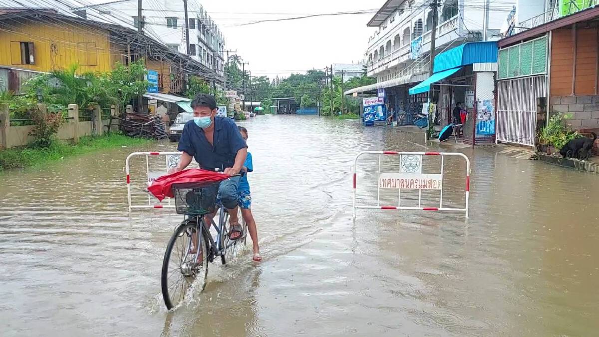 “แม่สอด”จม“บาดาล”-ฝนถล่มทั้งคืน-เร่งเก็บข้าวของ