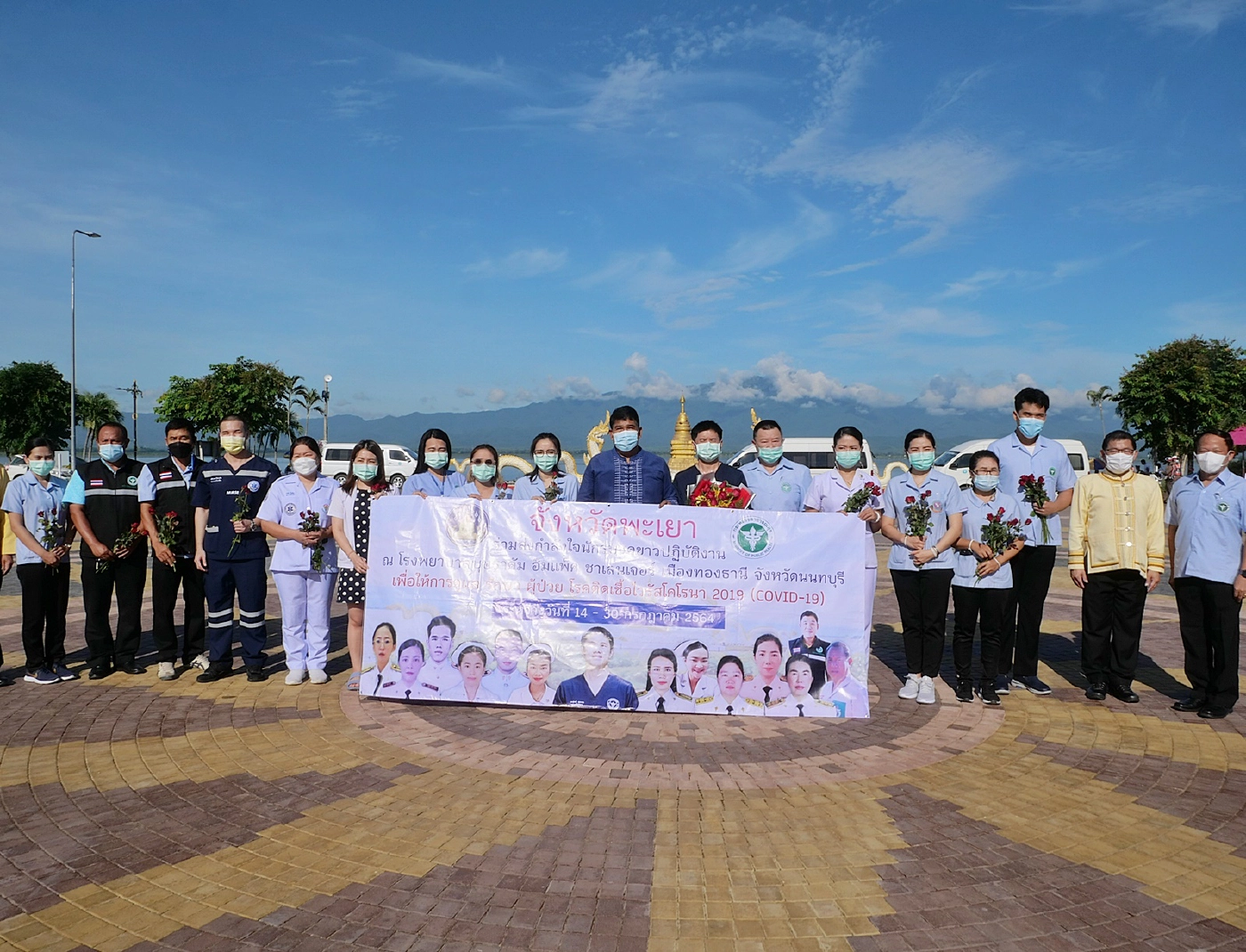 กำลังใจล้นส่ง 13นักรบชุดขาว-ช่วยผู้ป่วยโควิดที่รพ.สนามบุษราคัม