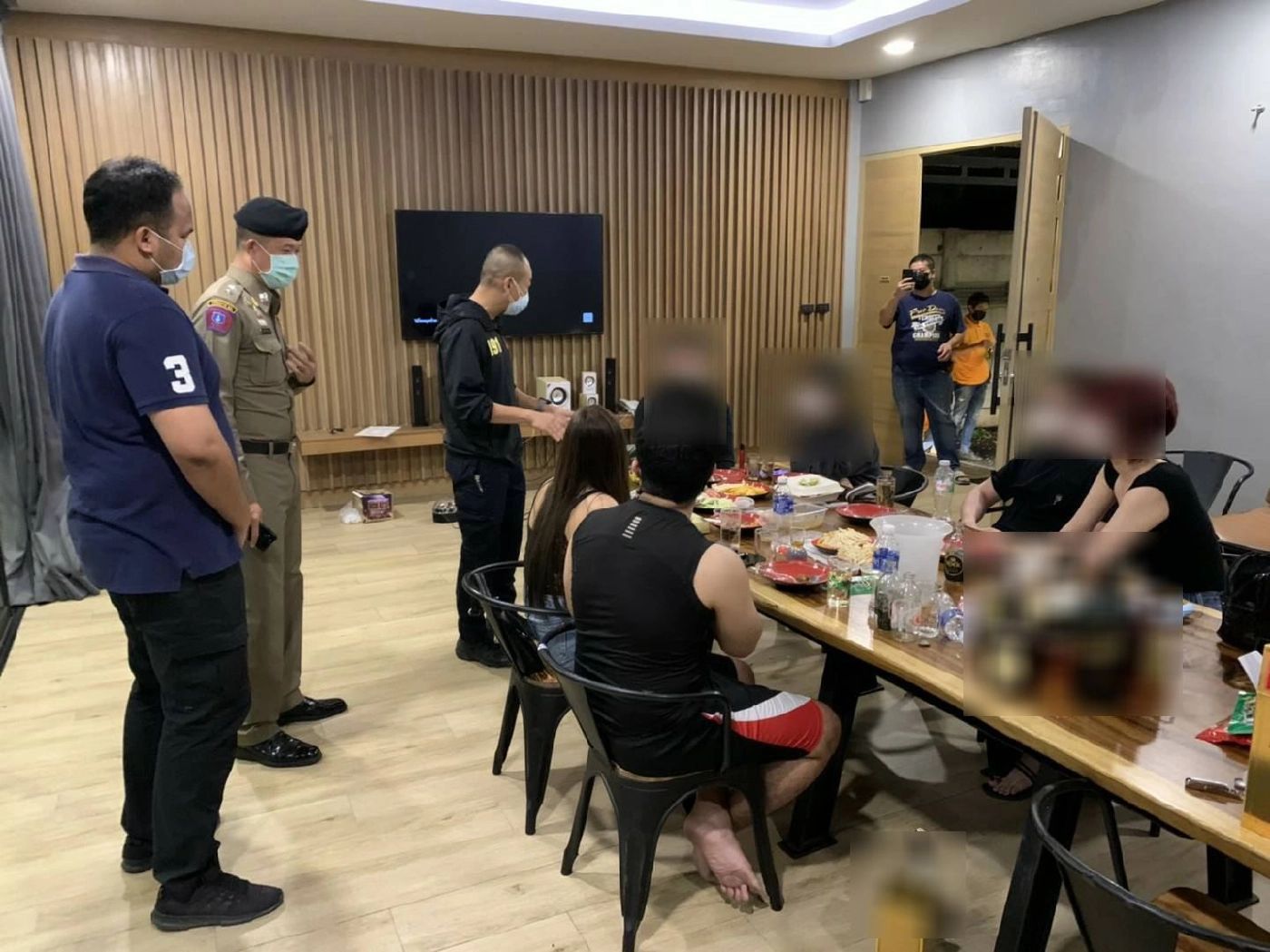 จับปารืตี้มั่วเซ็กซ์ 