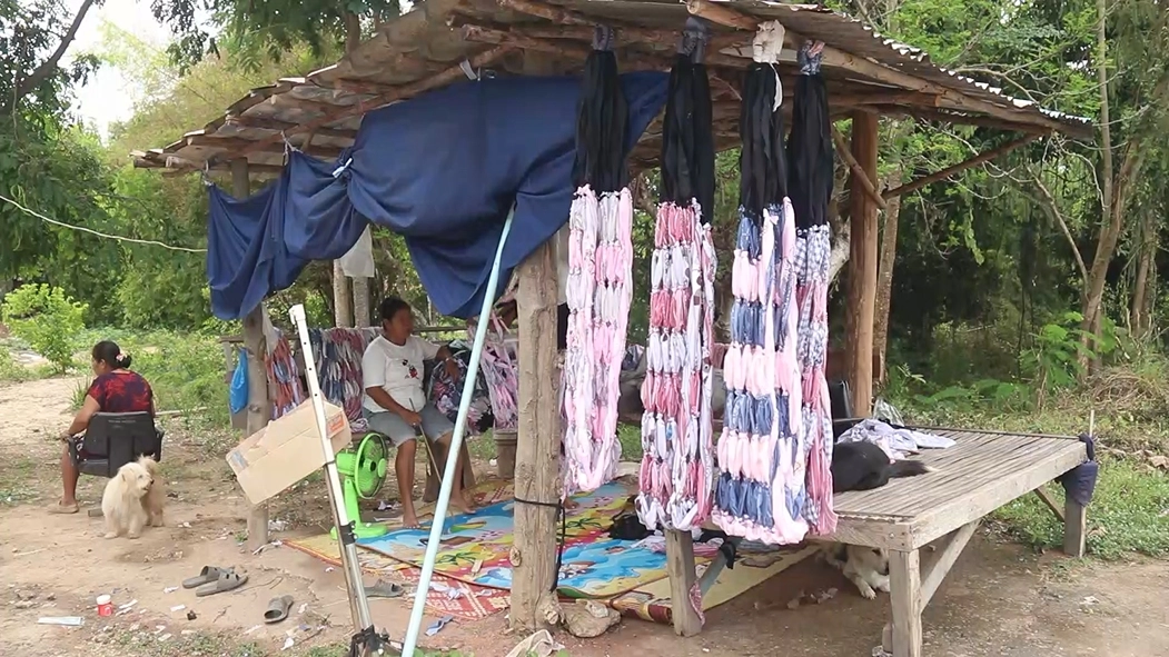 ชาวพิจิตรเปลี่ยนเศษผ้าเป็นรายได้-ถักเปลญวนขายริมถนน