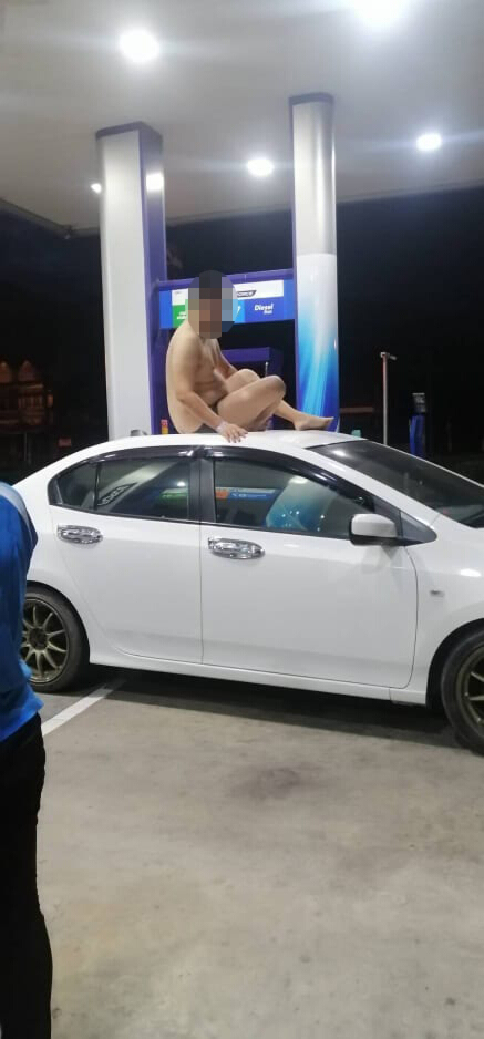 หลอนตอนเช้าตรู่!!  หนุ่มนิรนามนุ่งกางเกงในโดดขึ้นนั่งหลังคารถ
