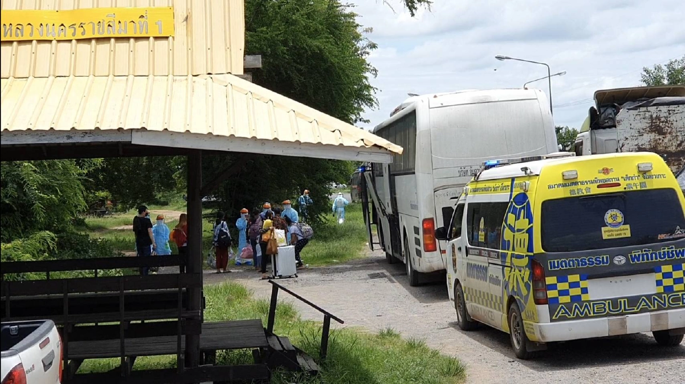 รถบัสขนผู้ป่วยโควิดกชนท้ายรถพ่วง กู้ภัยใส่ชุด PPE วิ่งรับส่งต่อกันวุ่น