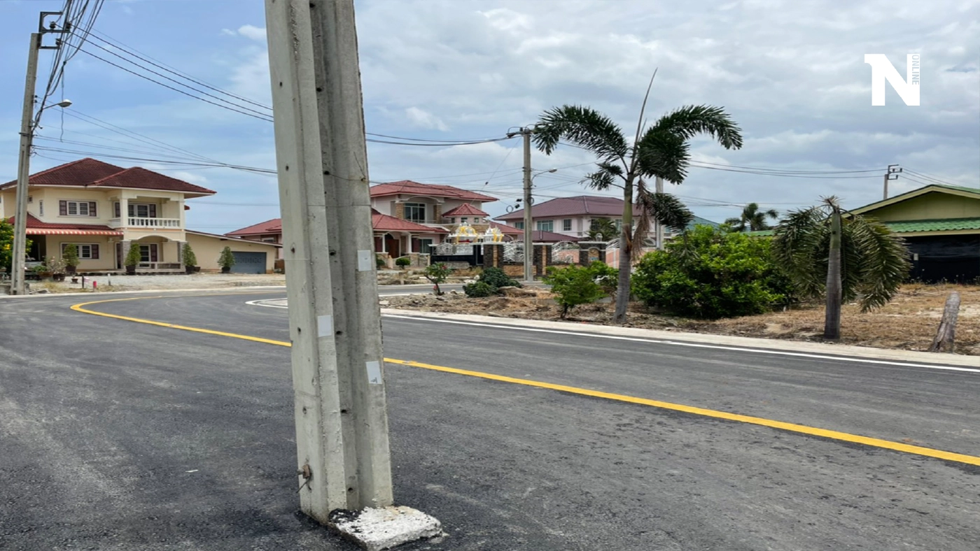 หักหลบแทบไม่ทัน ชาวบ้านงง เข้าโค้งจ๊ะเอ๋ เสาไฟกลางถนน