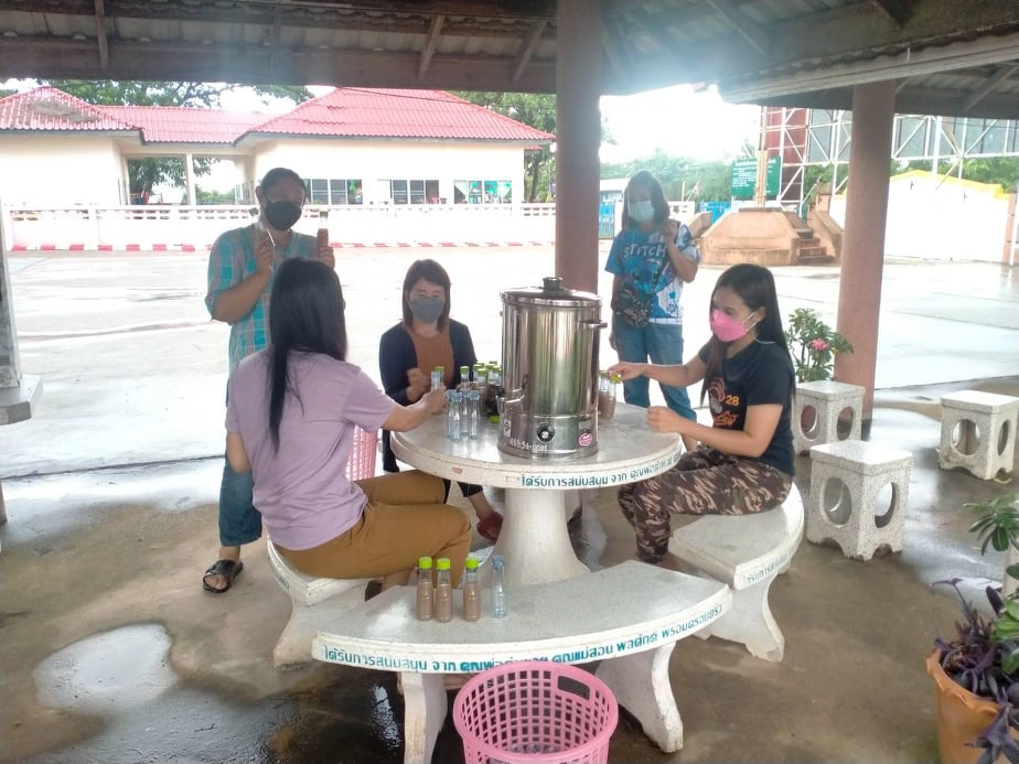 จิตอาสาชุมชนร่วมกันทำน้ำกระชายสมุนไพรสู้ภัยโควิด