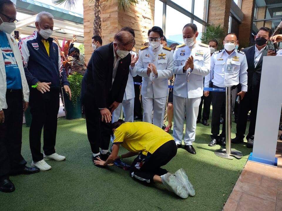 ประมวลภาพ "น้องเทนนิส" หิ้วเหรียญทองโอลิมปิกกลับประเทศไทย