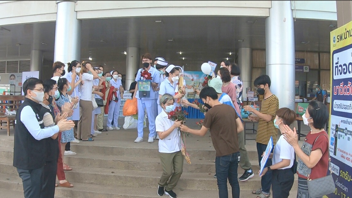 รพ.น่านส่ง"นักรบชุดขาว"เสริมทัพ รพ.บุษราคัม รับมือโควิด
