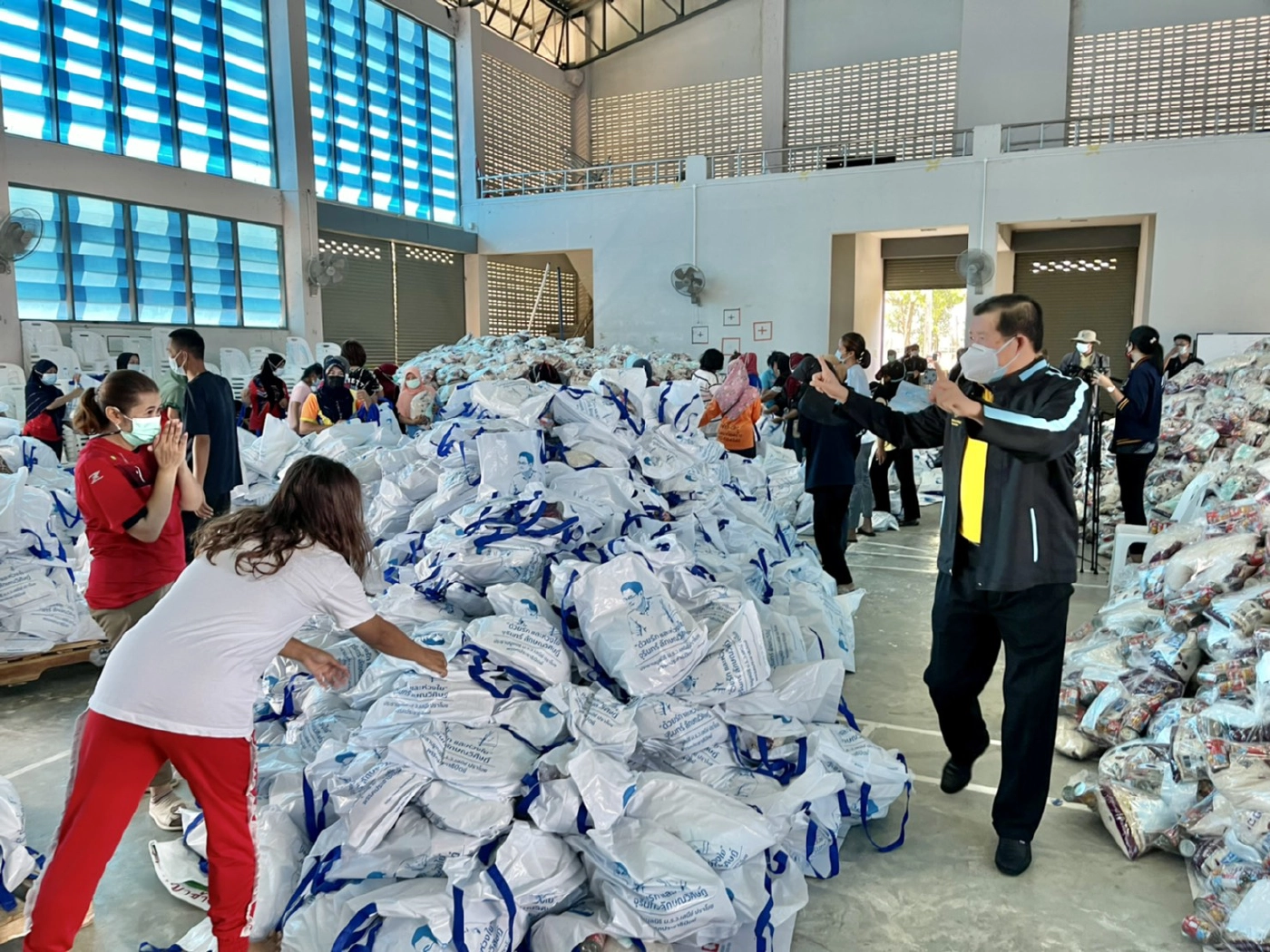 ปชป.ปล่อยคาราวานช่วยคนใต้สู้ภัยโควิด จัด 5 หมื่นถุงยังชีพบรรเทาภาระปชช.