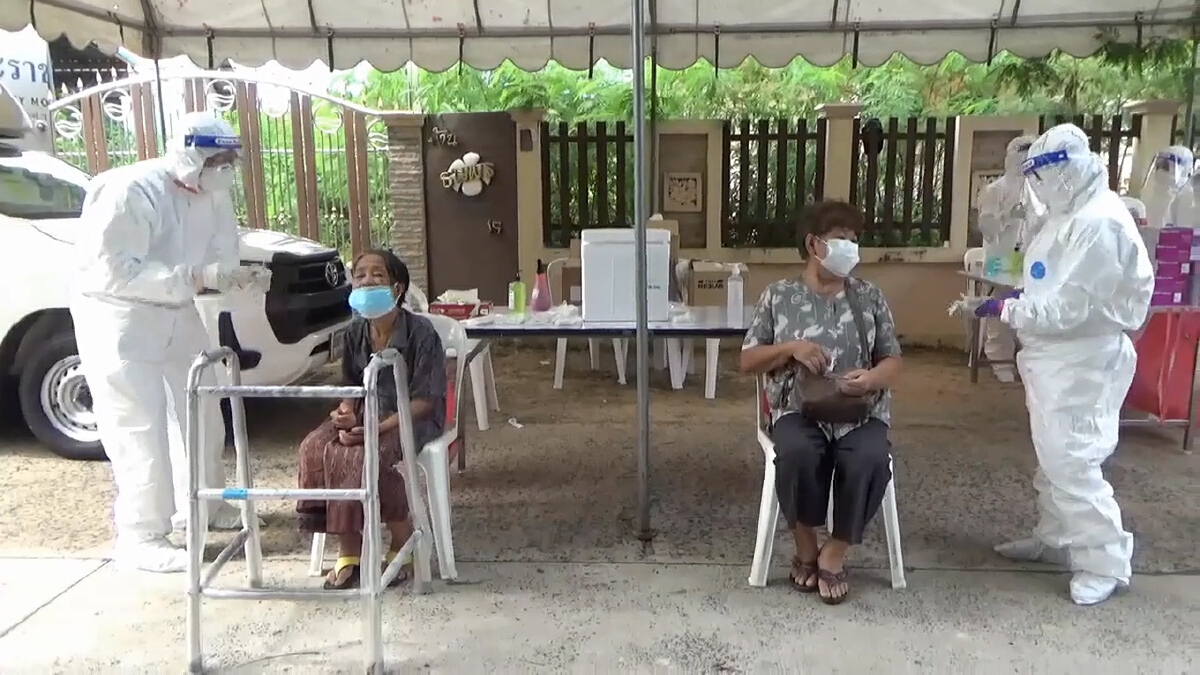 รถชีวนิรภัยตรวจเชิงรุกชุมชนล็อกดาวน์วังทอง 500  คน