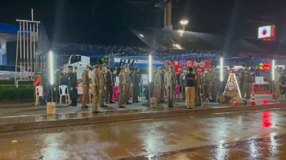 ผบ.ตร. ลุยฝน ตรวจด่านเคอร์ฟิว เผยชายขอบกทม.ยังมีการฝ่าฝืน ส่วนใหญ่เมา