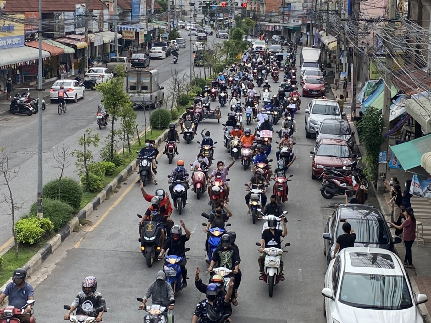 คาร์ม็อบโคราชตั้งขบวนแห่บีบแตรชูสามนิ้วขับไล่รัฐบาล