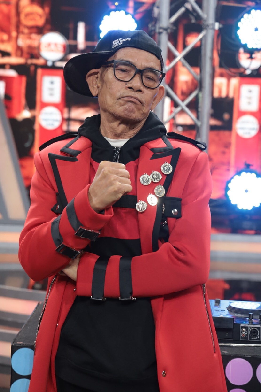 แห่อุดหนุนขนมเปี๊ยะ "ป๋าเทพ" ขายเกลี้ยง