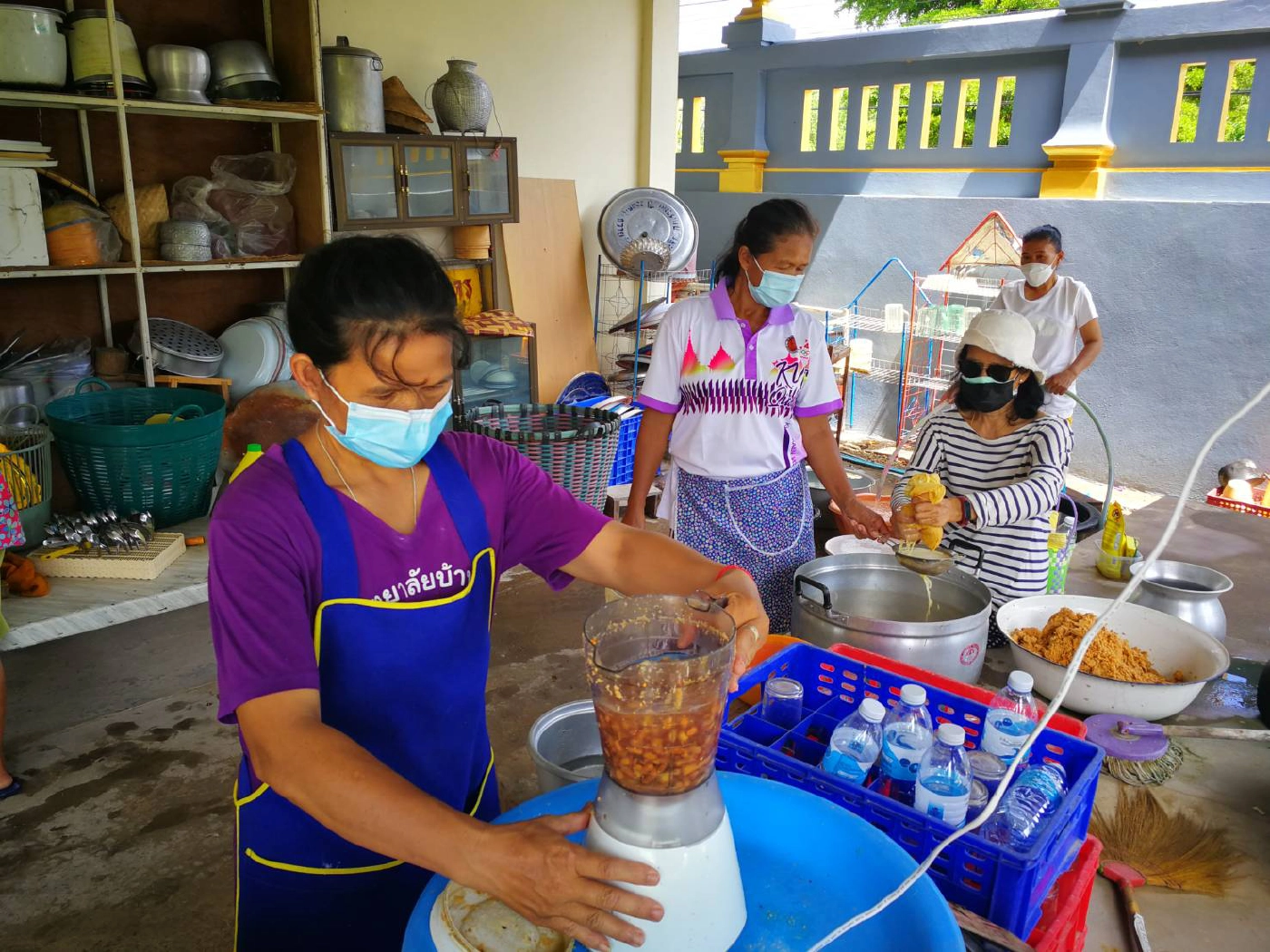 จิตอาสาชุมชนร่วมกันทำน้ำกระชายสมุนไพรสู้ภัยโควิด