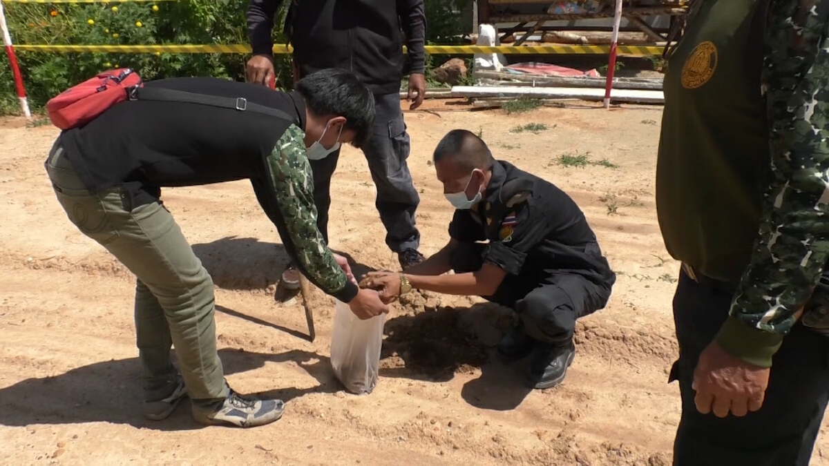 จนท.ป่าไม้ เก็บตัวอย่างดินลานพญานาคบ้านลุงพลเพื่อเรียกค่าเสียหาย