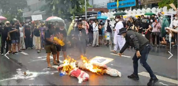 ม็อบยุติการชุมนุมแล้ว ไผ่ ดาวดิน ลั่น วันหน้าสัญญาว่าจะไปไกลกว่าวันนี้