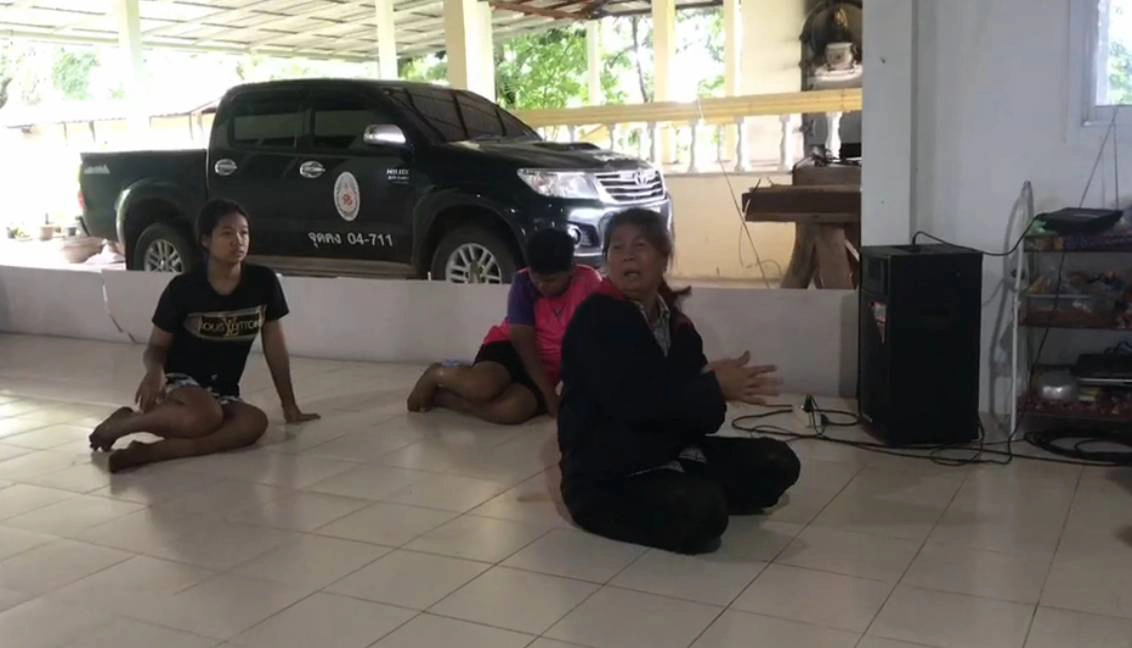 เชื่อผีเข้าสิง ป้าหาของป่าร้องคร่ำครวญ หอบเข้าวัดให้พระทำพิธีไล่ผี