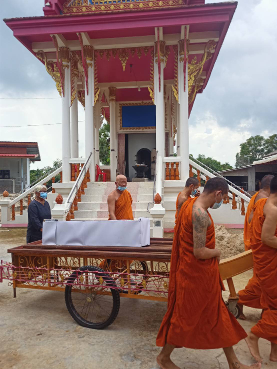 พระโคราชนำชาวบ้าน จับตัวโควิด-19 ใส่โลงประกอบพิธีเผาส่งไปสู่สุคติ