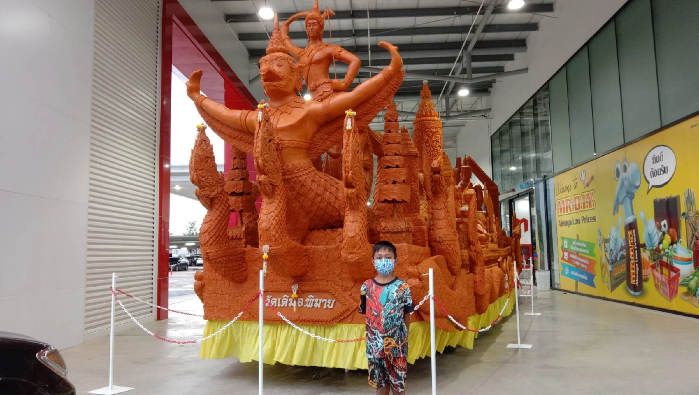 เทียนพรรษาวัดเดิม อ.พิมาย จอดโชว์หน้าห้างหลังถูกยกเลิกขบวนแห่เพราะโควิด