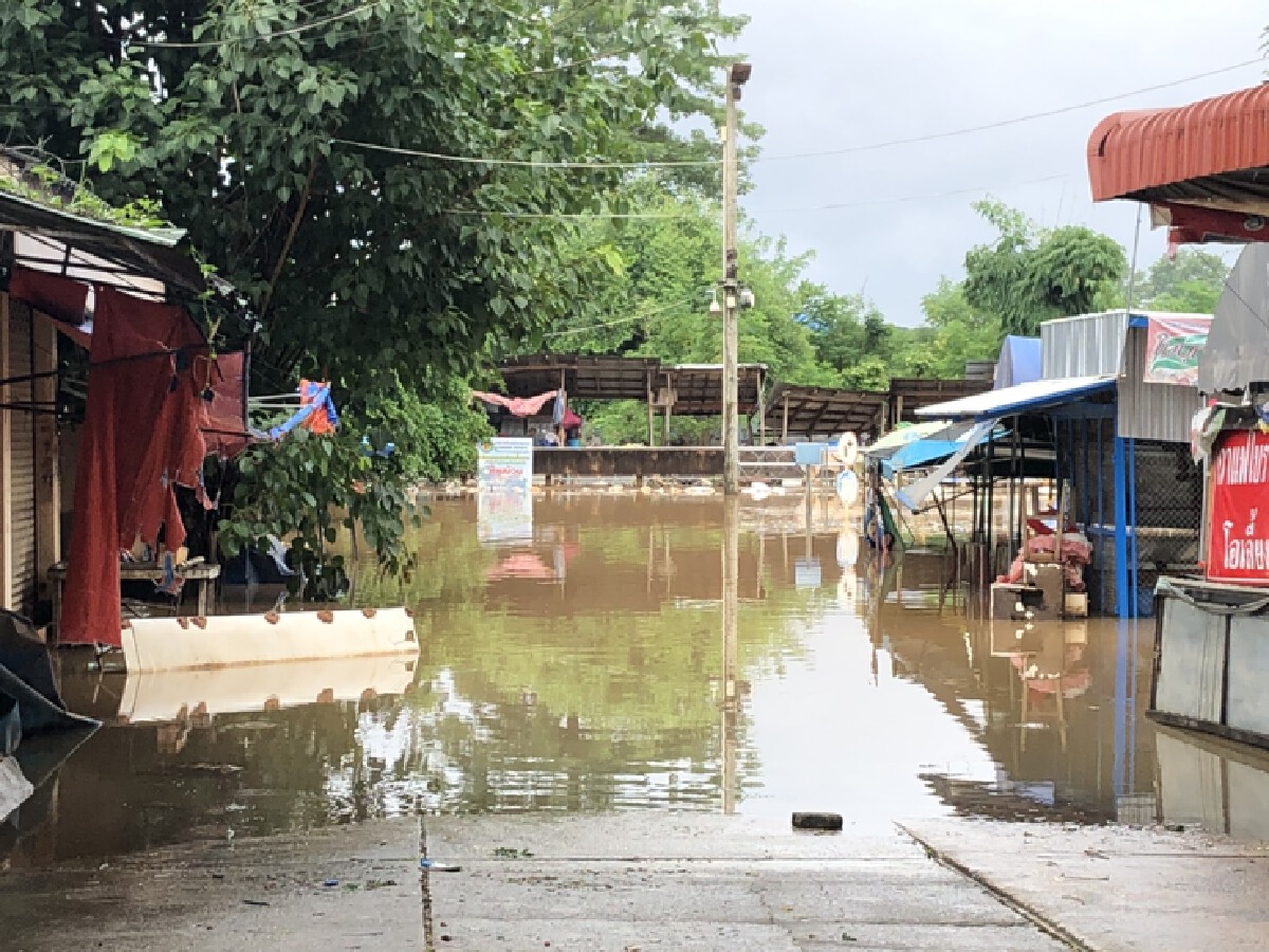 น้ำลดขยะลอยเกลื่อน"ล่องเรือแจกอาหาร-ยา"