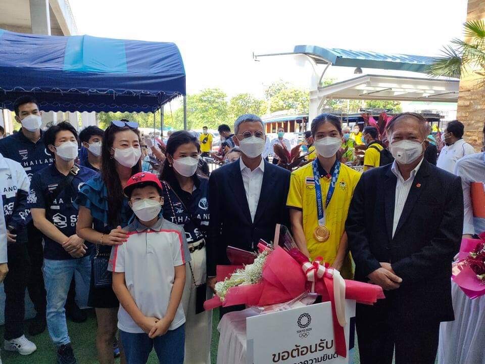ประมวลภาพ "น้องเทนนิส" หิ้วเหรียญทองโอลิมปิกกลับประเทศไทย